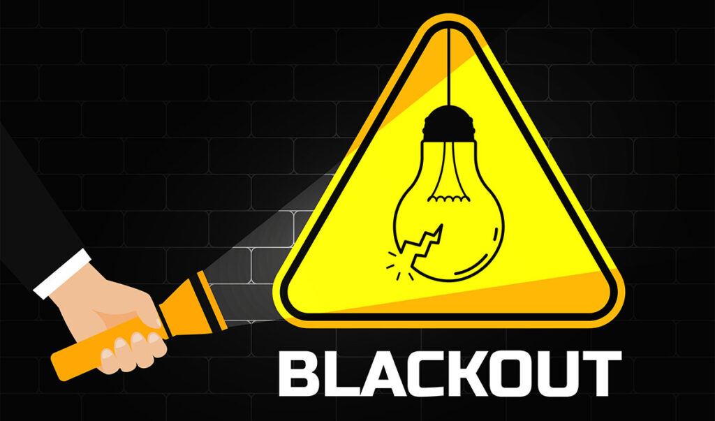 Warnschild mit zerbrochener Glühbirne und Taschenlampe als Symbol für Blackout – Hinweis auf BSKI und Schutz kritischer Infrastrukturen.