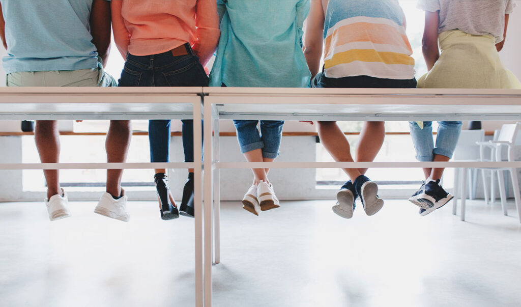 Schülerinnen und Schüler im Schulflur – Symbolbild für Sicherheit an Schulen im Rahmen der BSKI-Initiative.