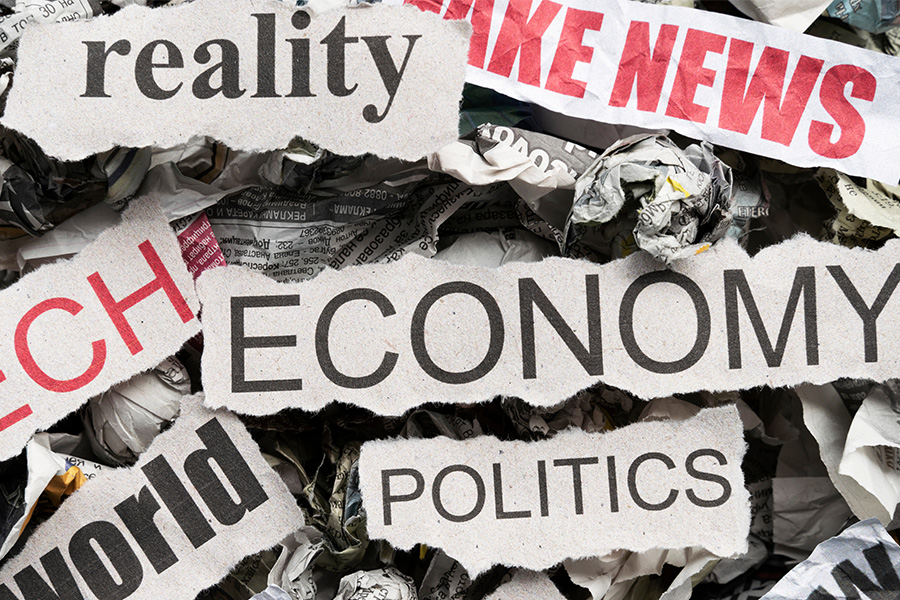 Ausschnitt aus Zeitungsüberschriften mit Begriffen wie „Fake News“, „Economy“ und „Politics“ – ein Sinnbild für die Bedeutung von Medienkompetenz und verantwortungsvoller KI im digitalen Zeitalter.