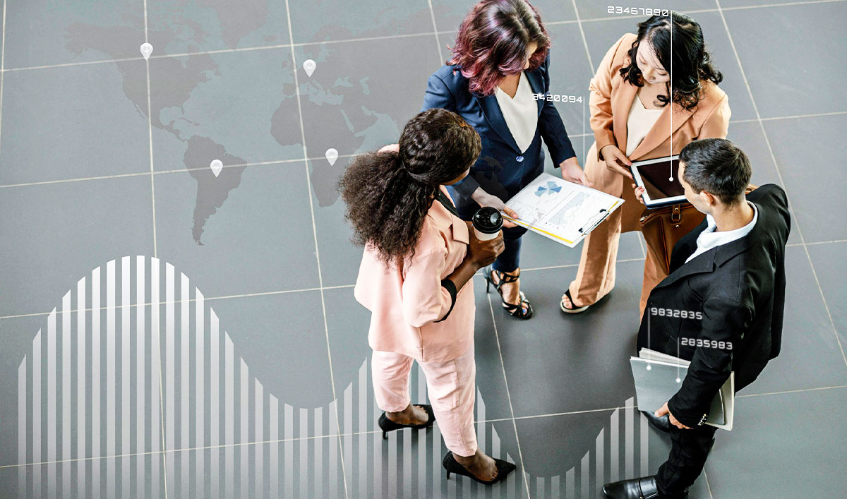 Vier internationale Fachkräfte im Business-Meeting: In einem modernen Bürogebäude besprechen die Teilnehmer Strategien und globale Marktanalysen. Die diverse Gruppe aus Fachkräften nutzt innovative Technologien, um datenbasierte Entscheidungen zu treffen. Internationale Vernetzung und interkulturelle Zusammenarbeit stehen im Fokus des Meetings.