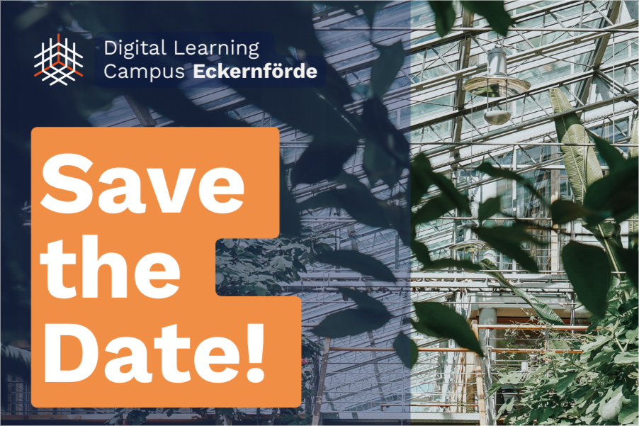 Save-the-Date-Grafik zur Eröffnung des Digital Learning Campus (DLC) im Technik- und Ökologiezentrum Eckernförde (TÖZ) am 20. Mai 2025 von 10:00 bis 12:30 Uhr. Anmeldung unter www.dlc.sh. Im Hintergrund ein lichtdurchfluteter Gewächshaus-Raum mit Treppe und viel Grün