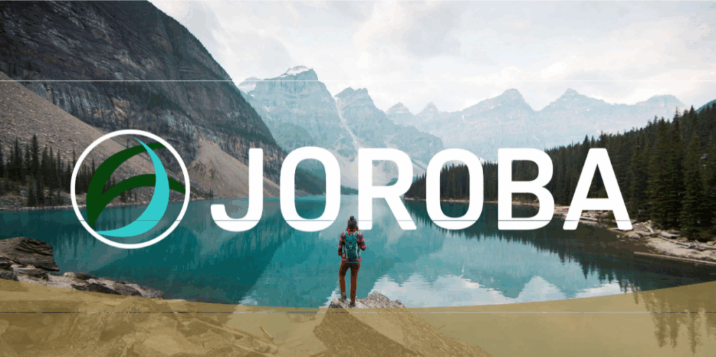 Eine Wanderin auf einem Felsen mit einem inspirierendem Ausblick. Darüber der Name JOROBA.